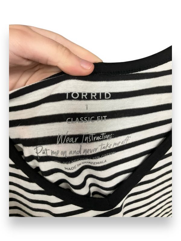 Top Short Sleeve By Torrid In Black & White, Size: 1x For Sale