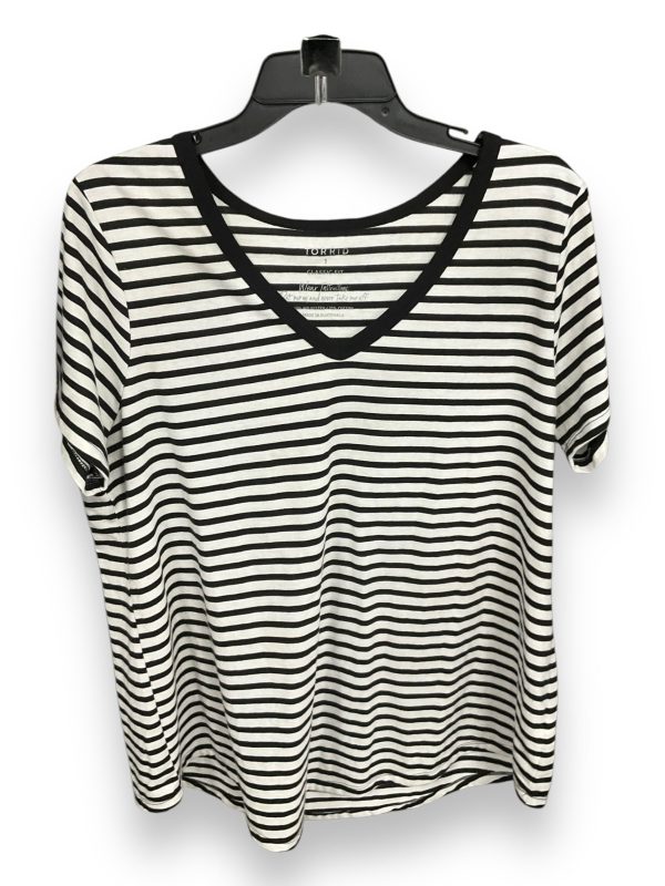 Top Short Sleeve By Torrid In Black & White, Size: 1x For Sale